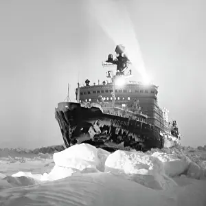 Escorting: Rossiya nuclear-powered icebreaker, 1986