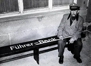 Rothenburg: Rothenburg Guide taking a rest on a bench between guidances