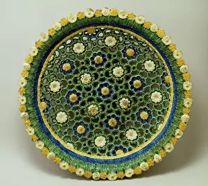 Marguerite: Round plate decorated with daisies