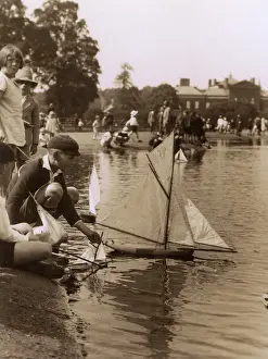 Stereo: The Round Pond, Kensington Gardens, London