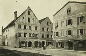Braunau: Row of houses a Kirchenplatz in Braunau