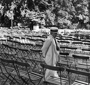 Menroger: Rows of empty chairs in Hyde Park, London