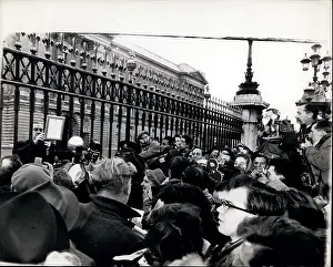 Surge: Royal birth, crowds outside Buckingham Palace, London