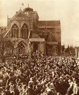 Newlywed: Royal Wedding 1947 - crowds at Romsey