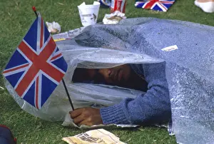 Fergie: Royal Wedding 1986 - sleeping spectator
