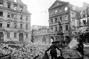 Burnt: Rubble at the Metzgplatz in Augsburg, 1945