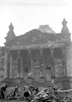 Trummerfrauen: Rubble women in front of the Reichstag building, Berlin
