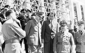 Wiese: Rudolf Hess, Adolf Hitler, Albert Speer, Robert Ley in Nurem