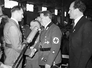 Ohnesorge: Rudolf Hess congratulates Wilhelm Ohnesorge, left is Willy M