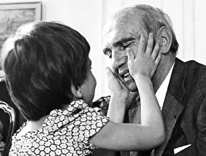 Kirchschlaeger: Rudolf Kirchschlaeger with a child