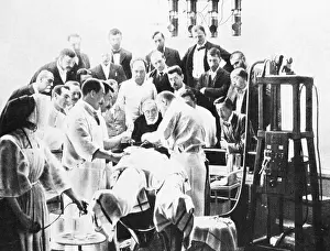 Operate: Rudolf Virchow during an operation, 1900