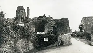 Corfe: Ruins of Corfe Castle, Dorset