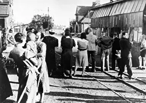 Observe: Runaway Germans observe a Polish border post