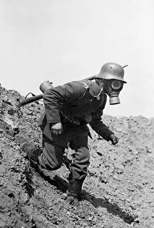 Coated: Runner with a gas mask in the First World War
