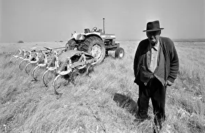 Oosterbroek: Rural scene - an old white farmer with his tractor