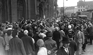 Berliner: Rush of depositors at the Berlin Sparkasse, 1931