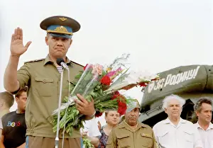 Lebed: Russian Airborne Troops General Lebed in Tiraspol, 1992