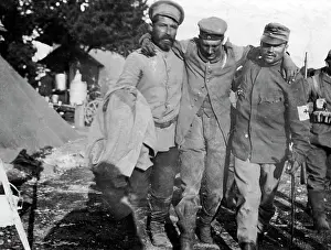 Paramedic: A Russian and Austrian soldier support a wounded German, 191