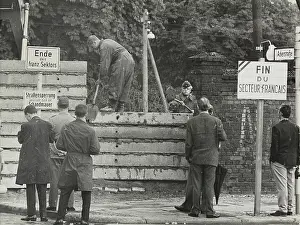 Bernauer: Russian border troops on the sector border in Bernauer S