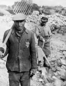 Pitchfork: Russian Jews doing forced labour, Soviet Union, 1941 (b/w ph
