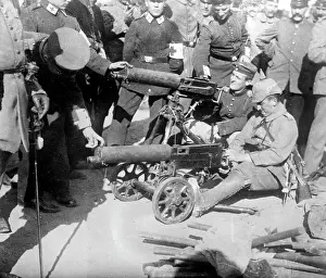 Surrounding: Russian machine guns captured by German forces