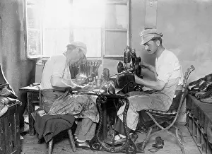 Shoemakers: Former Russian officers work as shoemakers