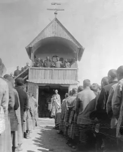 Confinement: Russian prisoners hold a service, 1915