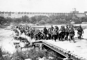 Negotiate: Russian prisoners of war cross a bridge, 1915