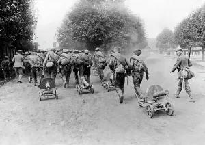 Lviv: Russian prisoners of war pull machine guns, 1915