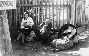 Allegedly: Russian refugees in front of Stalingrad, 1942