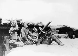 Daugavpils: Russian troops defending against a German air attack, 1915