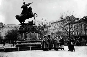 1696: Russian troops at the monument of Sobieski in Lviv, 1914