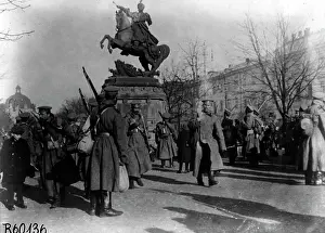 1696: Russian troops at the monument of Sobieski in Lviv, 1914