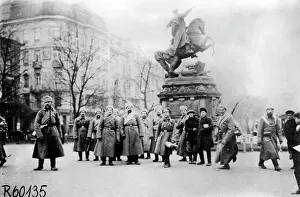 1696: Russian troops at the monument of Sobieski in Lviv, 1914