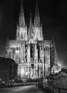 Hang: SA march in front of the Cologne Cathedral, 1936