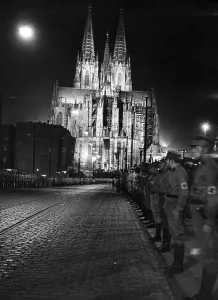 Hang: SA march in front of the Cologne Cathedral, 1936