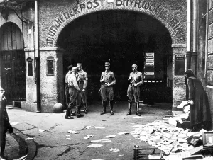 Opponents: SA men in front of the editorial offices of the Muenchener