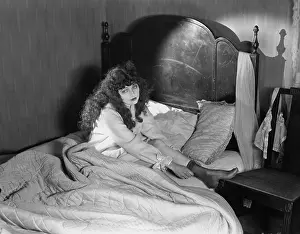 Brood: Sad woman sitting in bed