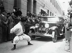 Februar: Saiko Kojima pulls a car by his mouth-power