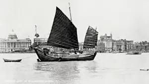 Whangpu: Sailing junk on the Whangpu River, Shanghai, China