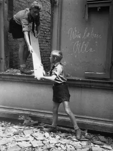 Cleanup: Salvage operations after bomb hits, 1943