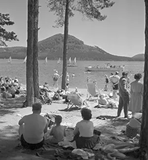 Sunbathe: Sand beach - sunbathers