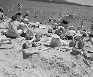 Sunbathe: Sand beach - sunbathers
