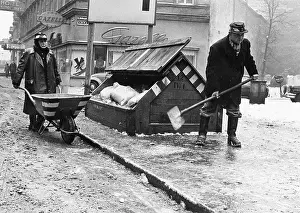 Imagno Brandstätter Images Gmbh: Sand scatteringl in Vienna 1966