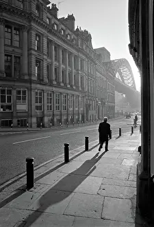 Contre: Sandhill, Newcastle on Tyne. The Tyne Bridge is in the backg