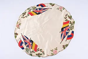 Scalloped: Scalloped-edged silk tablecloth