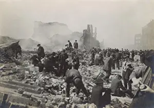 Smoldering: Scavengers in the rubble after the April 18, 1906