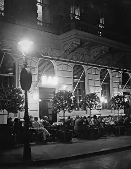 Ringstrasse: Schanigarten (tables and chairs set up on the sidewalk)
