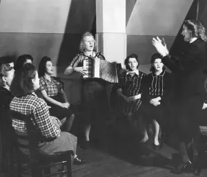 Accordion: Scherl employees singing, 1941