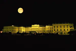 Schoenbrunn: Schoenbrunn castle at night